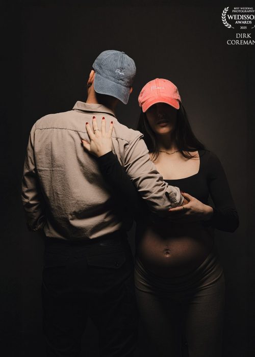Moet ik me nu een "internationale award-winnende fotograaf" noemen? Nou ja, technisch gezien klopt het wel... maar ik blijf gewoon die vrolijke fotograaf die het liefst mensen blij maakt met mooie herinneringen - of dat nu communicanten, baby's, zwangere koppels of gelukkige bruidsparen zijn. Heb je zelf interesse in een shoot. Kom gerust eens langs in mijn Gorillastudio. En ja, ik beloof dat ik niet de hele tijd over mijn award zal praten... alleen als je er naar vraagt!