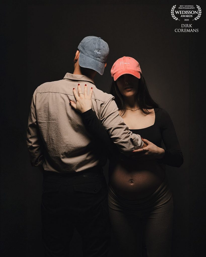 Moet ik me nu een "internationale award-winnende fotograaf" noemen? Nou ja, technisch gezien klopt het wel... maar ik blijf gewoon die vrolijke fotograaf die het liefst mensen blij maakt met mooie herinneringen - of dat nu communicanten, baby's, zwangere koppels of gelukkige bruidsparen zijn. Heb je zelf interesse in een shoot. Kom gerust eens langs in mijn Gorillastudio. En ja, ik beloof dat ik niet de hele tijd over mijn award zal praten... alleen als je er naar vraagt!
